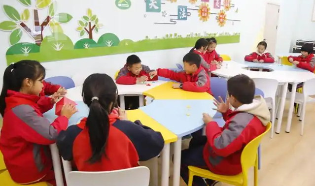 同学们正一起拼搭心情积木五颜六色的积木块在他们手中逐渐成型 同学们正一起拼搭心情积木五颜六色的积木块在他们手中逐渐成型