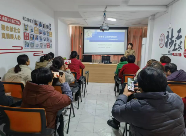 走进村社幼儿园小学展开针对性辅导为留守儿童祖辈开设隔代教育 走进村社幼儿园小学展开针对性辅导为留守儿童祖辈开设隔代教育