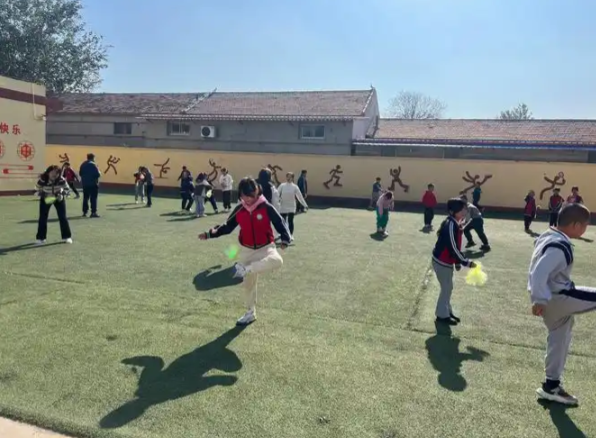 课间十五分钟不是简略地让孩子走出教室而是玩得好玩得安全