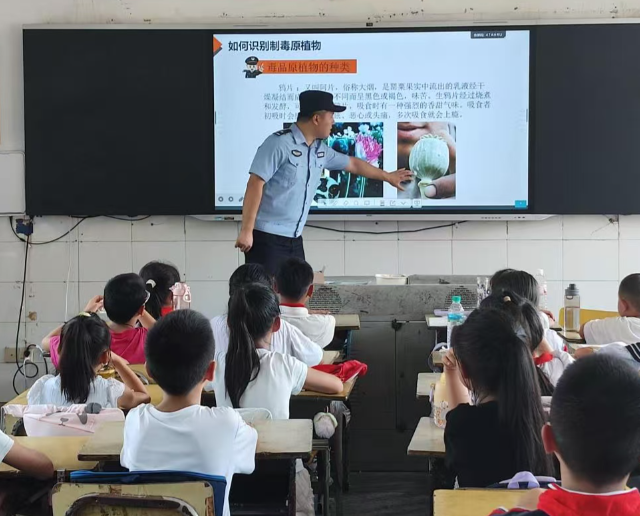 聚集村庄学生出行安全无证营运车辆超员